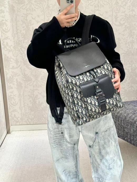 DIOR迪奥 可调节肩带磁扣开合 粒面牛皮革 双肩包 男款 米色拼黑色（LZ） 商品图3