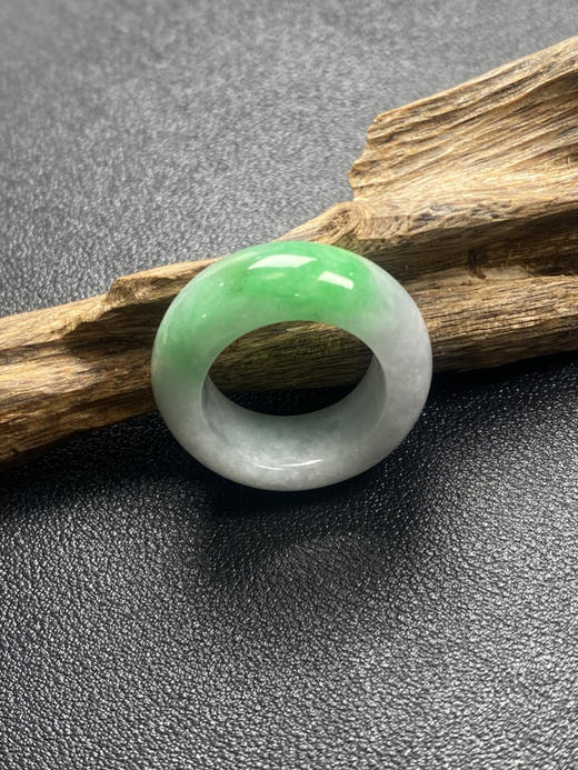 【FC0136】翡翠白底青指环 厚庄饱满 色泽阳绿 商品图2
