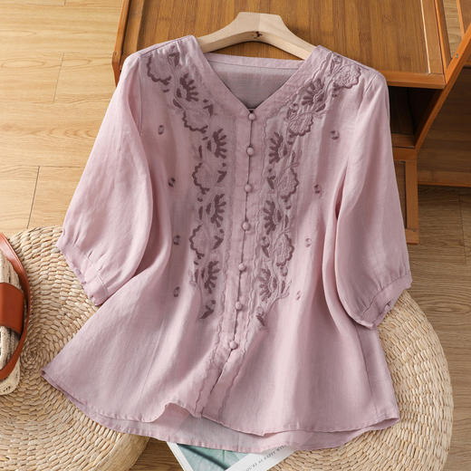 C063-6182 2025夏简约刺绣衬衫女夏季新款休闲五分袖衬衣单排扣V领上衣 商品图0