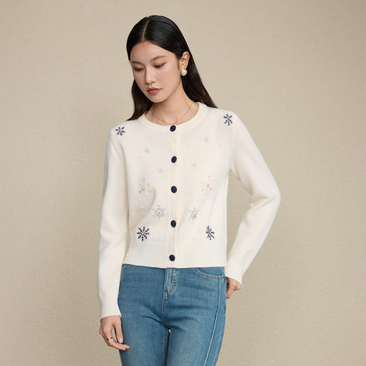 「自」全新升级【铂金会员367/天猫499/差价132】(05711)洛诗琳气质手工绣花钉珠外套2025秋季新款显瘦羊毛针织开衫 商品图0