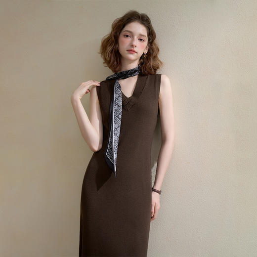 西遇气质通勤V领针织连衣裙女秋季配丝巾宽松显瘦直筒背心裙H0051312 商品图2