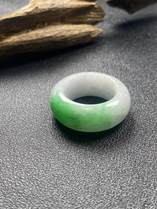【FC0136】翡翠白底青指环 厚庄饱满 色泽阳绿 商品图3