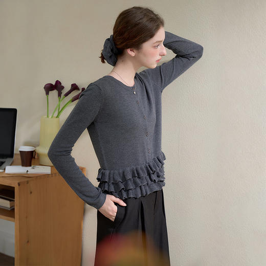 西遇韩系甜美木耳边圆领针织衫女秋季设计感百搭气质软糯毛衣H0051311 商品图3