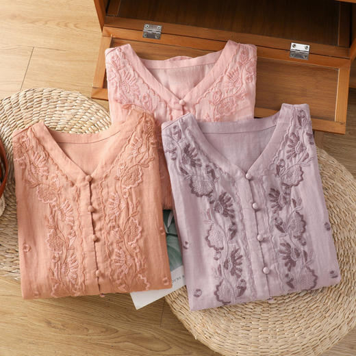 C063-6182 2025夏简约刺绣衬衫女夏季新款休闲五分袖衬衣单排扣V领上衣 商品图3