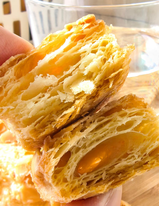 29.9/4袋💥简直酥到犯规「甜原柿吉 扁桃仁千层酥」黄油与坚果的香气交织🥺 每一口都像在轻咬一朵酥云☁️层层酥皮间藏着温柔的奶香🥛 看得见的层层酥皮 配料表干净！！ 商品图10