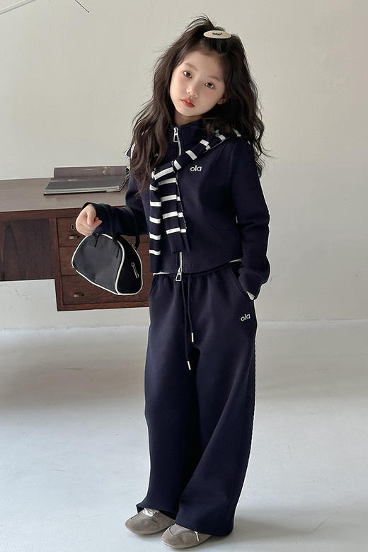 👍秋日街头最靓的韩系小甜豆来啦❗️上身超韩❗【条纹披肩运动三件套】🌟藏青主调+条纹披肩❗韩系时髦感爆棚❗ 🌻一套穿出门吸睛度max❗设计巧思藏不住，怎么搭都好看❗110-170码全cover 商品图3