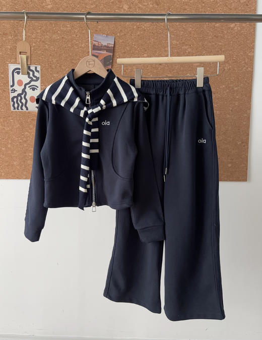 👍秋日街头最靓的韩系小甜豆来啦❗️上身超韩❗【条纹披肩运动三件套】🌟藏青主调+条纹披肩❗韩系时髦感爆棚❗ 🌻一套穿出门吸睛度max❗设计巧思藏不住，怎么搭都好看❗110-170码全cover 商品图4