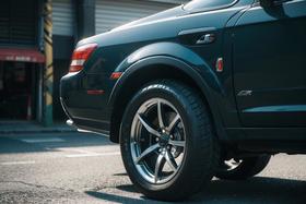  为什么高档车轮胎很扁？普通车轮胎很厚？真相竟然是……