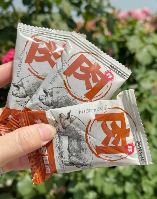 Cos*tco热销同款【神农公社-靖江猪肉脯】源自1985年靖江第二食品厂老字号出品肉脯紧实、油润咸香！吃起来肉感十足好有嚼劲啊！！ 🔺优质原切猪后腿肉➕精选鱼露 商品图8