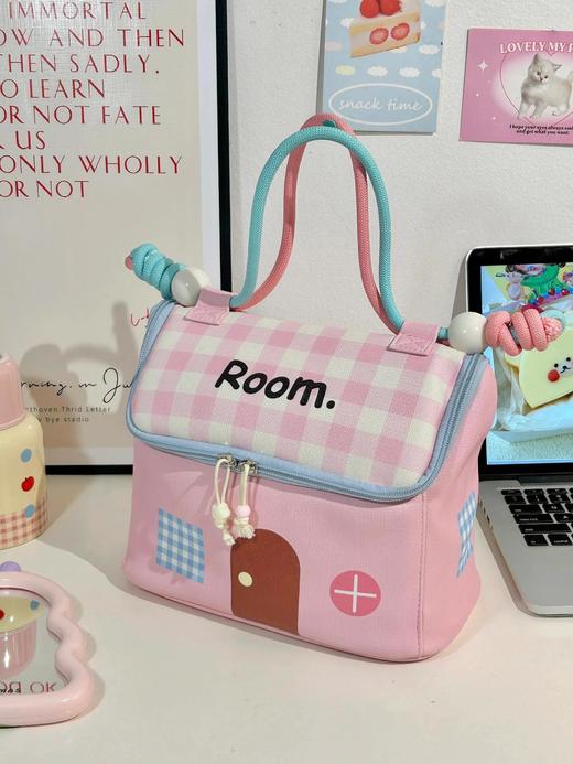 💥十一出行必备‼️全新升级💥【海盐芝士房子化妆包】🌈最近被闺蜜们问爆的宝藏化妆包来啦‼️软萌海盐芝士配色，🥰颜值在线到爆！ ✅包包内部分层超合理，💕化妆品、护肤品统统安排得明明白白～ 商品图3