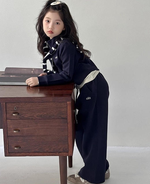 👍秋日街头最靓的韩系小甜豆来啦❗️上身超韩❗【条纹披肩运动三件套】🌟藏青主调+条纹披肩❗韩系时髦感爆棚❗ 🌻一套穿出门吸睛度max❗设计巧思藏不住，怎么搭都好看❗110-170码全cover 商品图2