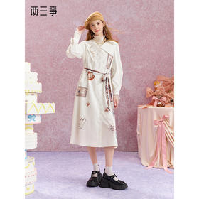 两三事 旋转画廊 2025秋季新款甜美印花刺绣不对称翻领绑带连衣裙