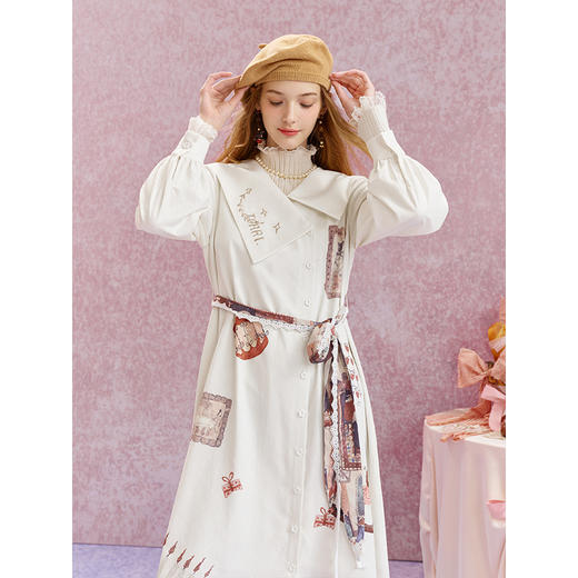 两三事 旋转画廊 2025秋季新款甜美印花刺绣不对称翻领绑带连衣裙 商品图3