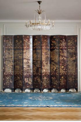 【已售】独角鹿西洋古董19世纪中国清代出品官邸人物与亭台山水主题黑漆地款彩双面八曲屏风