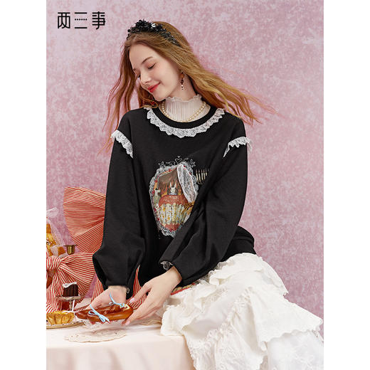 两三事 蕾丝可可 2025秋季新款甜美蕾丝边拼接印花套头卫衣女宽松 商品图0