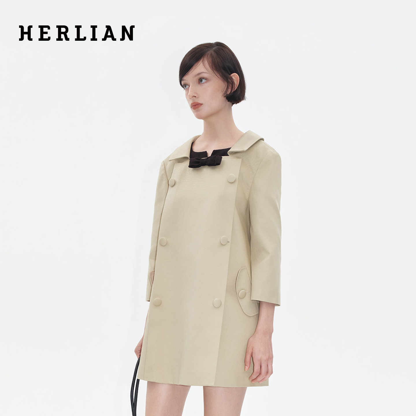 Herlian2025年秋季新品女士背后暗扣设计蝴蝶结娃娃领风衣外套