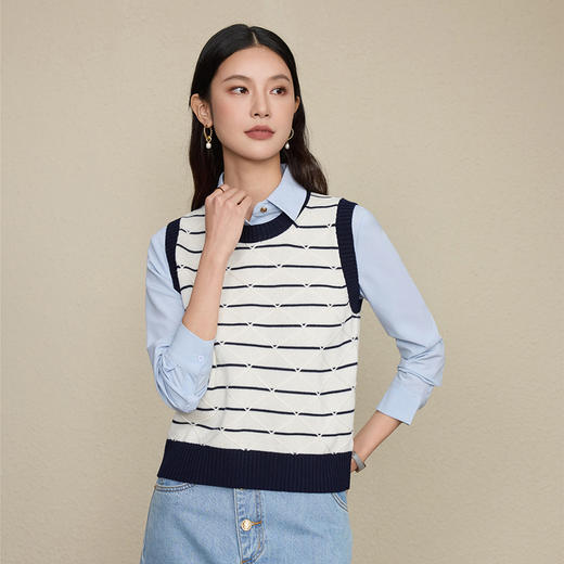 「自」全新升级【铂金会员266/天猫359/差价93】(12036)洛诗琳气质菱纹撞色条纹针织马甲2025早秋圆领套头叠穿毛衣 商品图0
