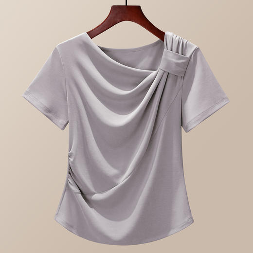 「自j」全新升级【铂金会员119/天猫159/差价40】(03316)洛诗琳气质不规则T恤2025新款斜领抽褶设计百搭短袖上衣女 商品图0