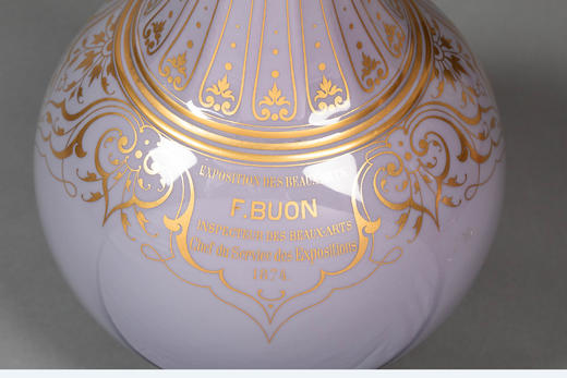 独角鹿西洋古董1874年代法国御窑塞弗尔出品美术展纪念版手绘描金花卉纹修饰粉紫色釉DELHI款造型长颈花瓶一对 商品图4