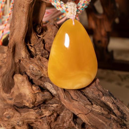 附权威证书 一周内发货【俄料保真  蜜蜡吊坠】原图，无滤镜！所见即所得！鸡油黄飘白花/金瓷白/妖花纹/奶白鸡油黄 天然蜜蜡随形吊坠 商品图0