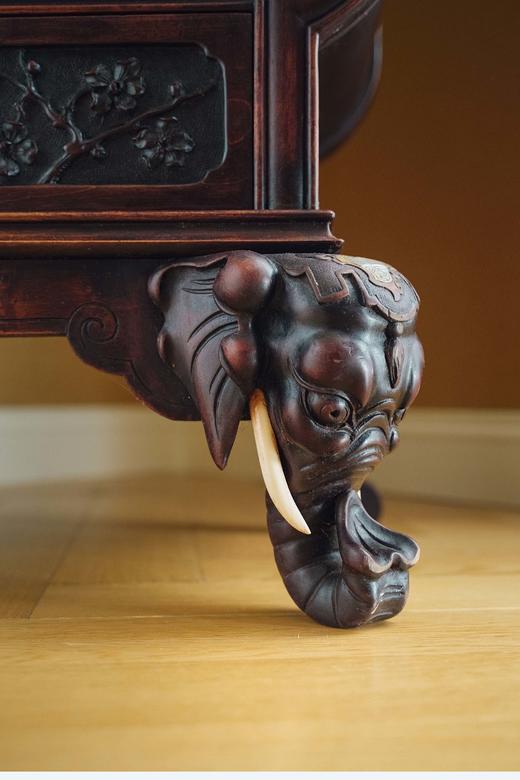 独角鹿西洋古董1880年代法国出品VIARDOT东方风格牡丹花卉纹铜雕装饰瑞兽主题胡桃木精雕多宝阁式展柜 商品图5