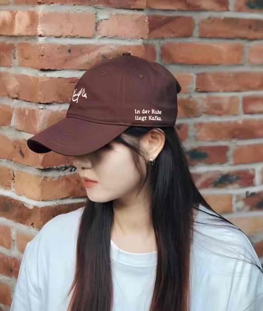 【新品】卡夫卡“慢活”系列棒球帽 （五色可选，藏蓝/灰/咖色/深红/米白）   帽围可调节  文创  穿搭  帽子  夏季  广西师范大学出版社 商品图1