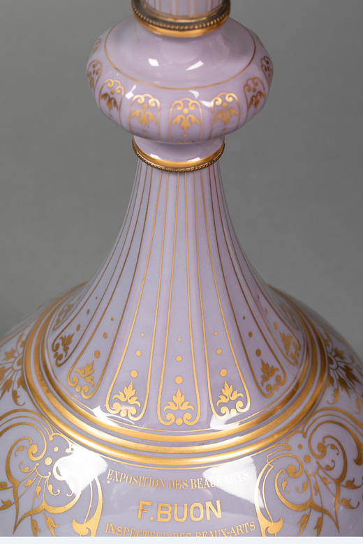 独角鹿西洋古董1874年代法国御窑塞弗尔出品美术展纪念版手绘描金花卉纹修饰粉紫色釉DELHI款造型长颈花瓶一对 商品图3