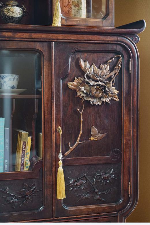 独角鹿西洋古董1880年代法国出品VIARDOT东方风格牡丹花卉纹铜雕装饰瑞兽主题胡桃木精雕多宝阁式展柜 商品图4