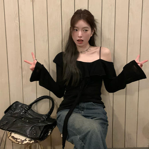 西遇长袖针织衫女春夏新款黑色露肩微喇袖口设计吊带上衣SS150309 商品图2