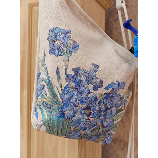 两三事梵高文艺鸢语诗廊2025秋新款鸢尾花印花荔枝纹PU斜挎包女包 商品图2