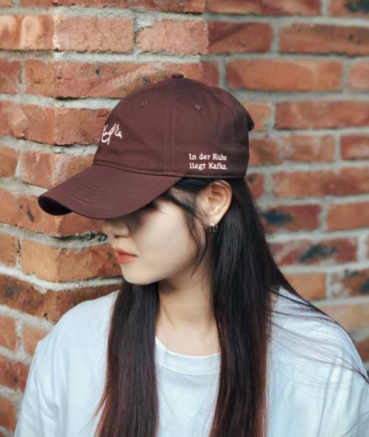 【新品】卡夫卡“慢活”系列棒球帽 （五色可选，藏蓝/灰/咖色/深红/米白）   帽围可调节  文创  穿搭  帽子  夏季  广西师范大学出版社 商品图4