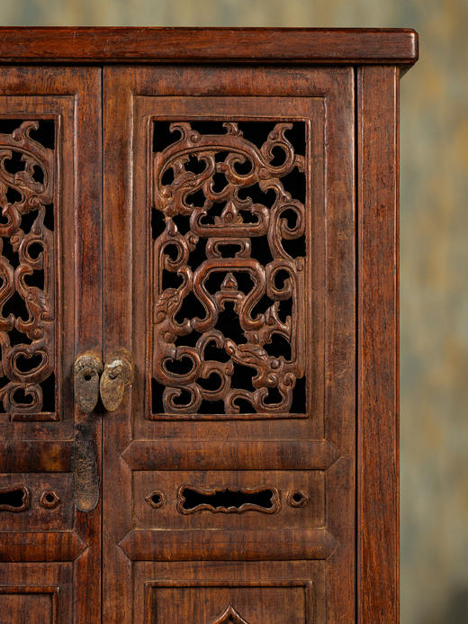 清早期	黄花梨透雕螭龙捧寿圆角柜摆件 商品图1