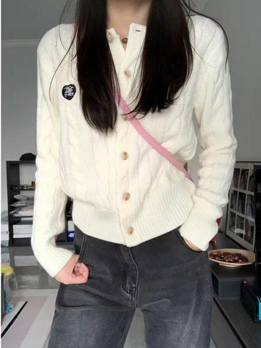 【孤品捡漏】G204米色麻花爱心刺绣标针织开衫--喜出 商品图1