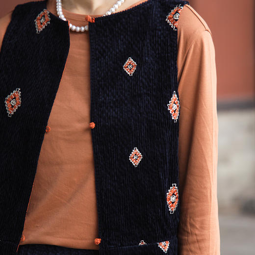 绽放旅行女装586朵/棉灯芯绒休闲文艺几何刺绣叠搭无袖圆领马甲女 商品图3