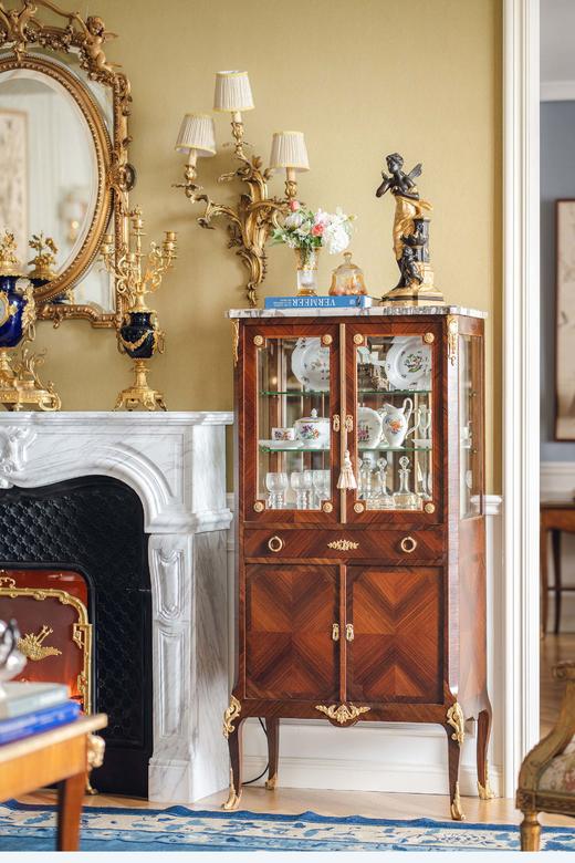 独角鹿西洋古董法国出品路易十六风格大理石顶嵌古典卷叶主题铜鎏金精雕装饰檀木拼花纹玻璃展柜 商品图0