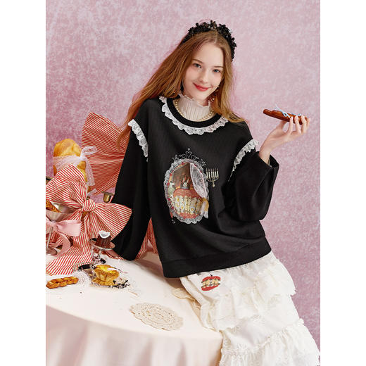 两三事 蕾丝可可 2025秋季新款甜美蕾丝边拼接印花套头卫衣女宽松 商品图1