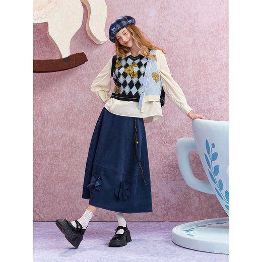 两三事梵高文艺梵花棋语2025秋新款斜边纽扣花色短款无袖针织衫女 商品图3