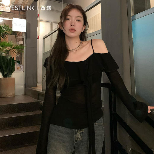 西遇长袖针织衫女春夏新款黑色露肩微喇袖口设计吊带上衣SS150309 商品图0