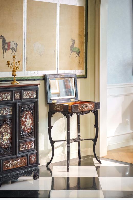 独角鹿西洋古董1880年代法国出品东方风格传统花卉主题螺钿镶嵌精雕桤木翻盖带镜抽屉桌 商品图1