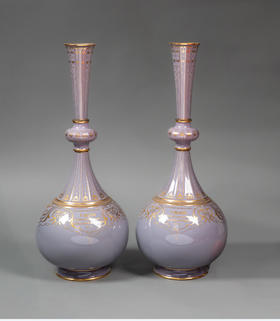 独角鹿西洋古董1874年代法国御窑塞弗尔出品美术展纪念版手绘描金花卉纹修饰粉紫色釉DELHI款造型长颈花瓶一对