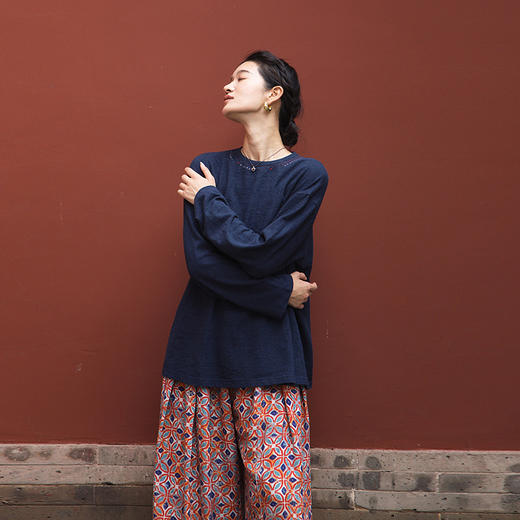 绽放582朵/色纺竹节纹提花棉文艺绣花圆领落肩长袖中长款T恤女秋 商品图0