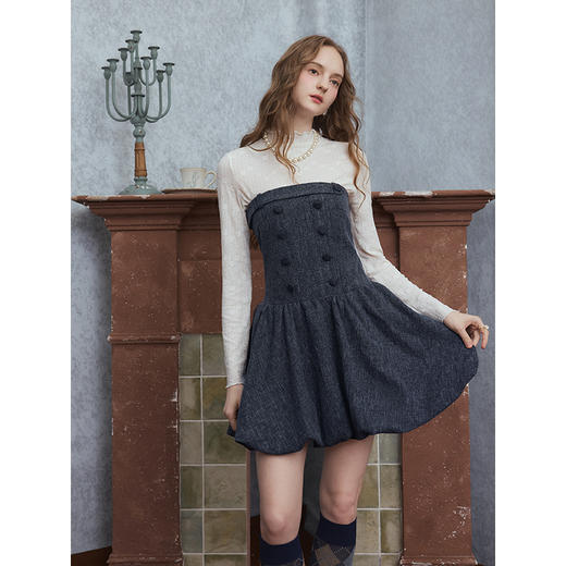 两三事灰调舞曲2025秋季新款性感纽扣装饰抹胸式短裙粗花呢连衣裙 商品图1
