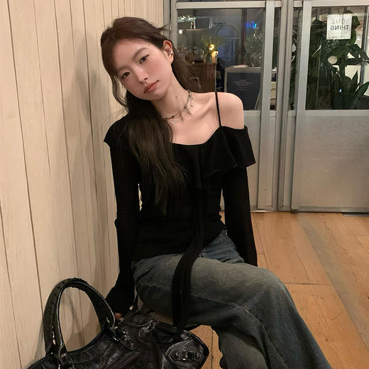 西遇长袖针织衫女春夏新款黑色露肩微喇袖口设计吊带上衣SS150309 商品图4