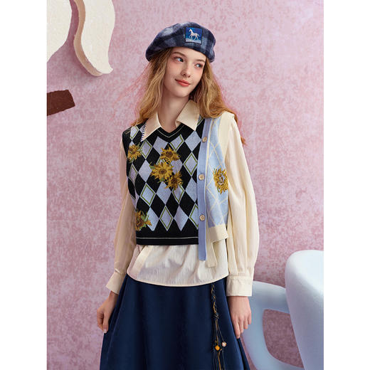 两三事梵高文艺梵花棋语2025秋新款斜边纽扣花色短款无袖针织衫女 商品图1