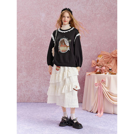 两三事 蕾丝可可 2025秋季新款甜美蕾丝边拼接印花套头卫衣女宽松 商品图2