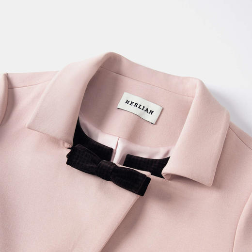Herlian2025年秋季新品女士A字廓形蝴蝶结装饰娃娃领短外套 商品图3