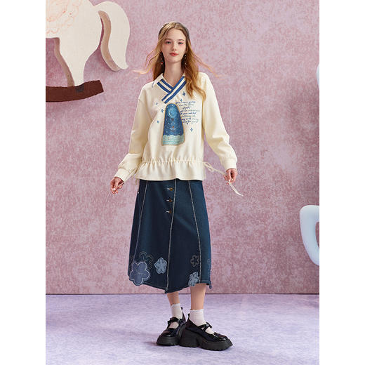 两三事 白日梦游 2025秋季新款甜美印花抽绳腰身V领套头卫衣女 商品图3