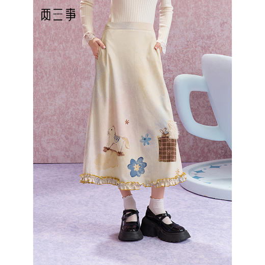 两三事 虹色甜心 2025秋季新款小清新拼布印花木耳边裙摆半身裙 商品图0