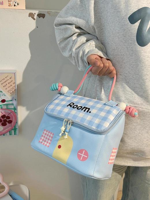 💥十一出行必备‼️全新升级💥【海盐芝士房子化妆包】🌈最近被闺蜜们问爆的宝藏化妆包来啦‼️软萌海盐芝士配色，🥰颜值在线到爆！ ✅包包内部分层超合理，💕化妆品、护肤品统统安排得明明白白～ 商品图2