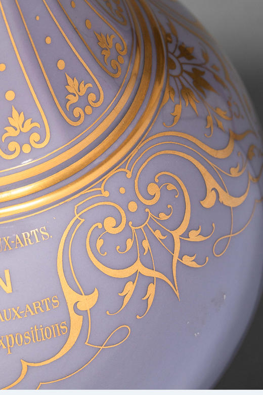 独角鹿西洋古董1874年代法国御窑塞弗尔出品美术展纪念版手绘描金花卉纹修饰粉紫色釉DELHI款造型长颈花瓶一对 商品图5